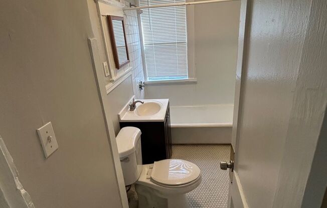 2 beds, 1 bath, $2,500, Unit 79Ros-4