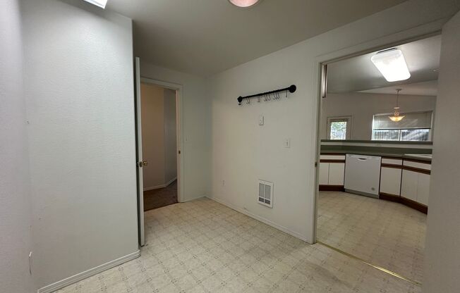 2 beds, 2 baths, $1,795, Unit White 736 - 1514