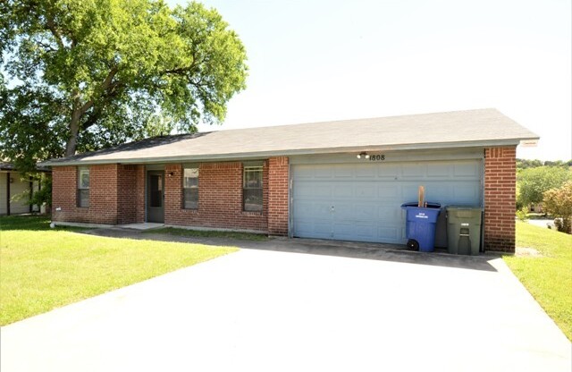 3 beds, 2 baths, $1,350