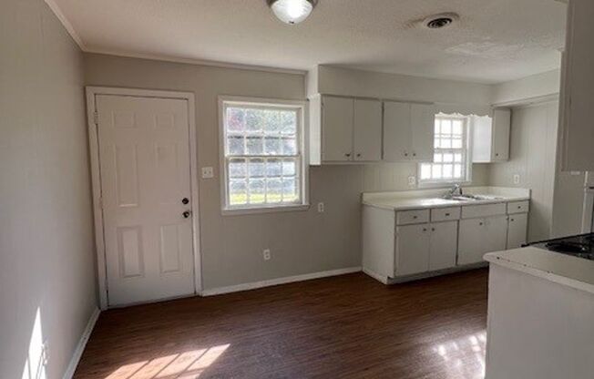 2 beds, 1 bath, $930