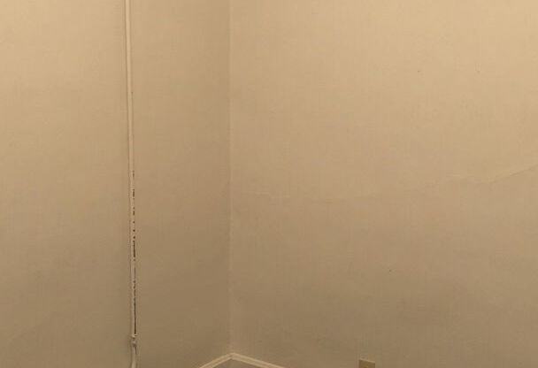 2 beds, 1 bath, $810, Unit J