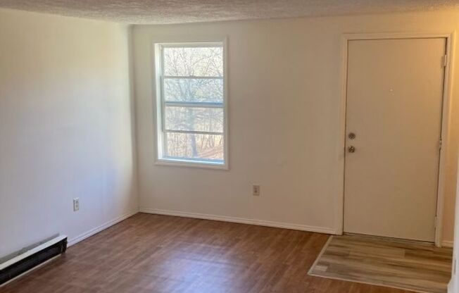 2 beds, 1 bath, 950 sqft, $645, Unit 24