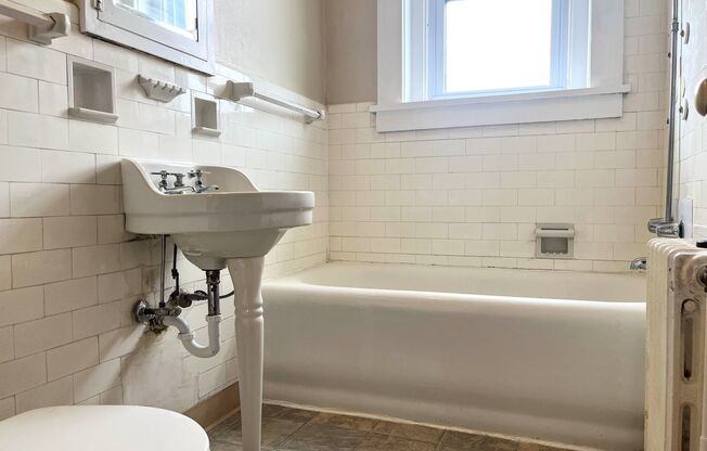 1 bed, 1 bath, $995, Unit 27D