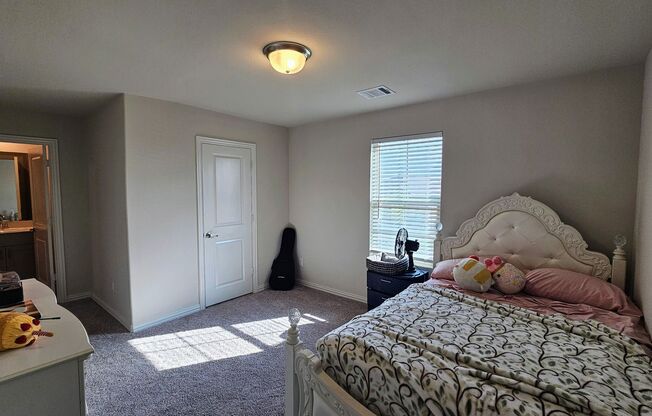 Spacious Ventana Home with all appliances!