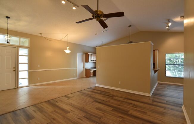 ALAFAYA WOODS 3br 2ba. Updated kitchen, covered/screened porch, NO CARPETS, Lawn Care INCLUDED!!!