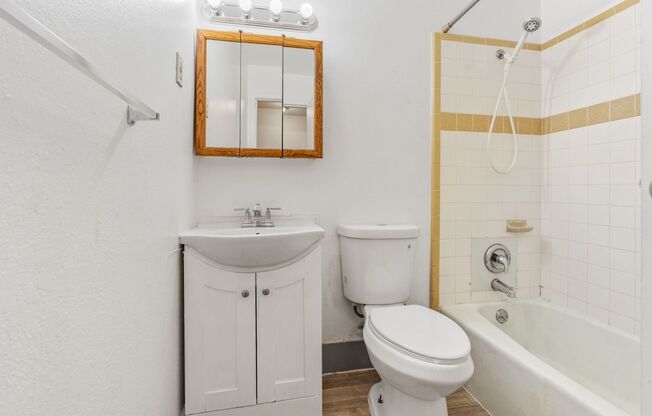 2 beds, 1.5 baths, 1,300 sqft, $1,350, Unit 1851 W 47