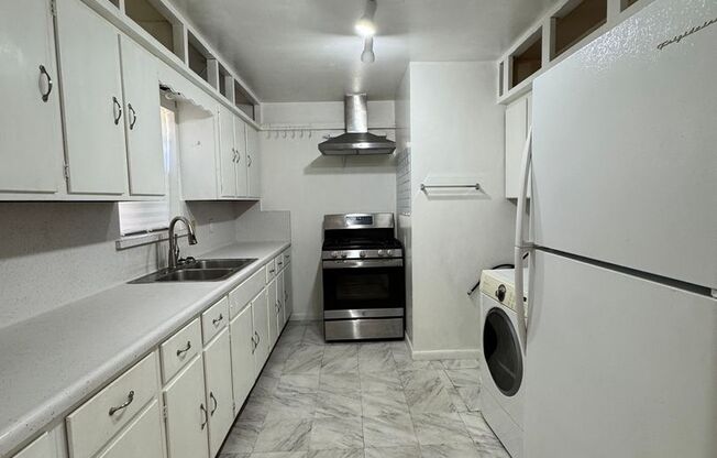 2 bedroom/1 bath available for IMMEDIATE MOVE IN! YARD MAINTENANCE INCLUDED!