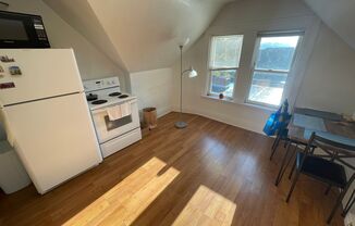 2 beds, 1 bath, $1,095, Unit Apt 3