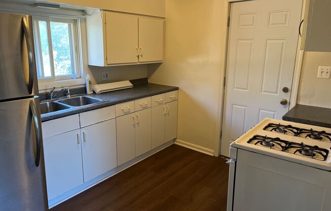 2 beds, 1 bath, $975, Unit Upper