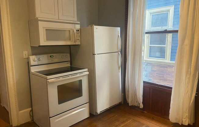 2 beds, 1 bath, $1,300, Unit 1