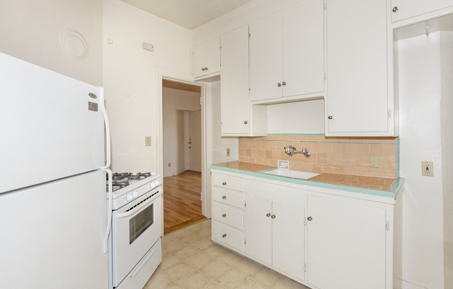 Studio, 1 bath, 400 sqft, $1,645, Unit 14