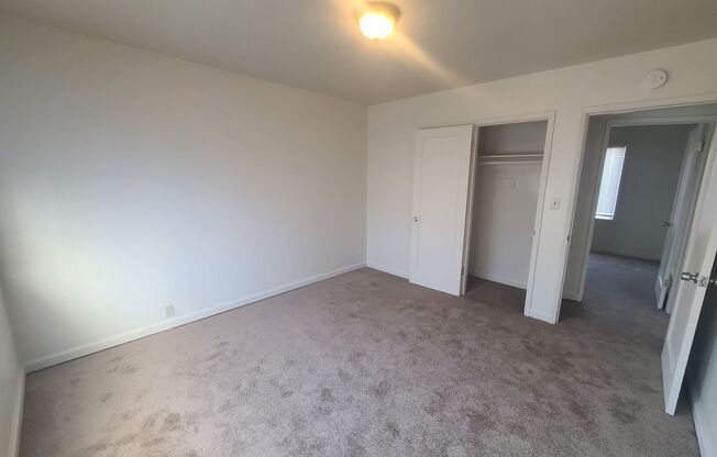 2 beds, 1 bath, $2,000, Unit 398