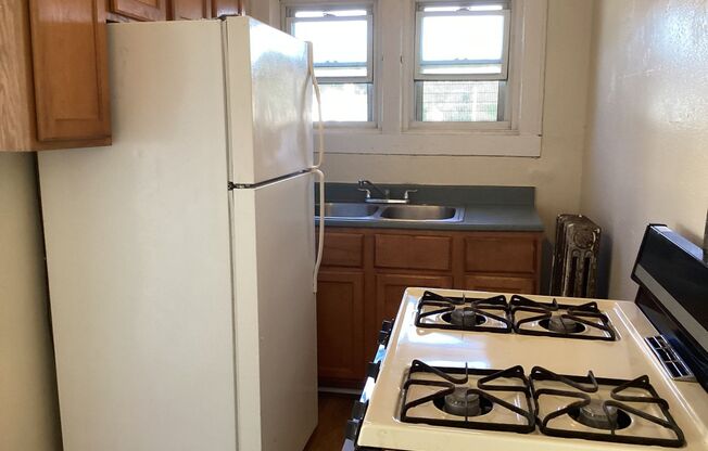 2 beds, 1 bath, $795, Unit #8