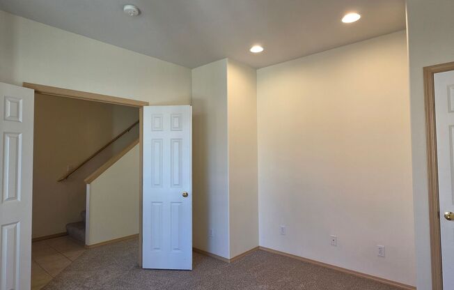 Large 4 Bedroom 2.5 bathroom Single Family Home in Larch Way Neighborhood, Lynnwood $3600 per/mo