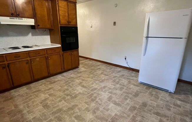 2 beds, 1 bath, 903 sqft, $1,090, Unit O-2
