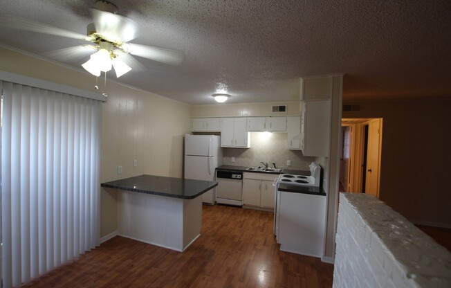 2 beds, 1 bath, 870 sqft, $995, Unit Unit 04