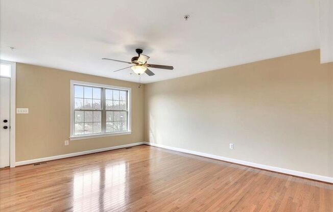 Beautifully maintained townhouse in Lake Linganore ready for your family mid-May!