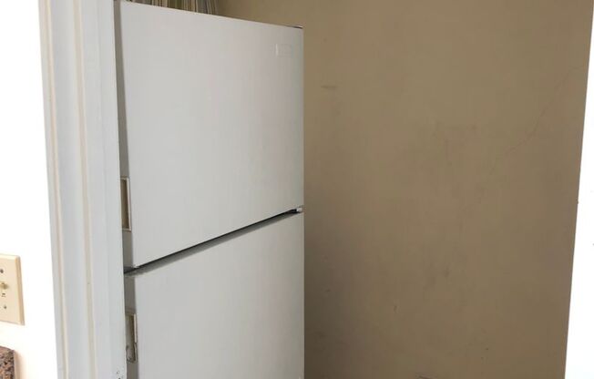 1/1/2 - Penthouse Unit- Utilities Included - Large Covered Lanai w/Ocean & City Views