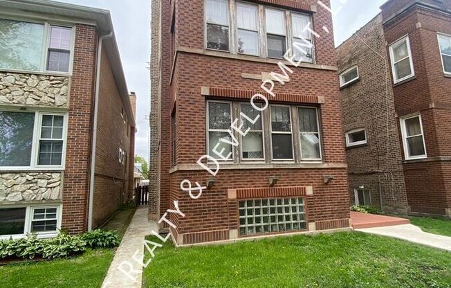 4626 N KENNETH AVE