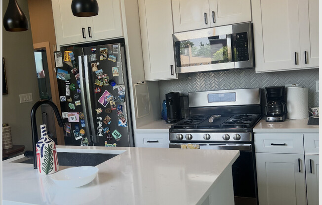 3611 N GREENVIEW