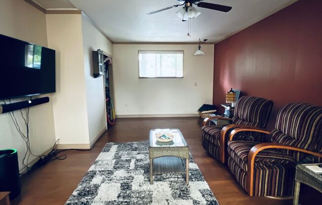 3 beds, 1 bath, $2,500