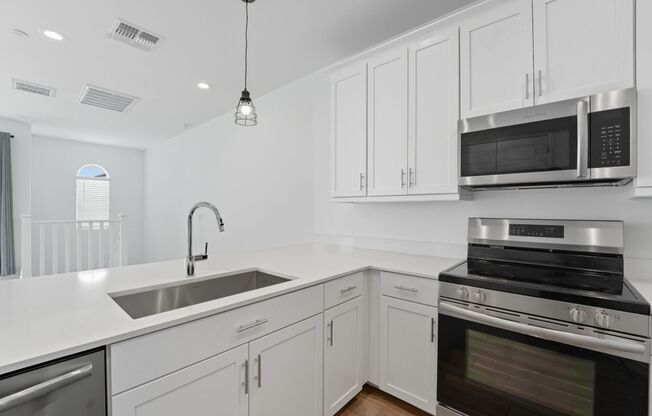 Like new Luxurious Modern townhome with 2 Master Suits in Warner Meadows!