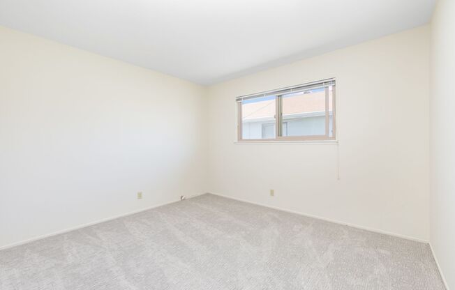 2 beds, 1 bath, $2,350, Unit 1576-D