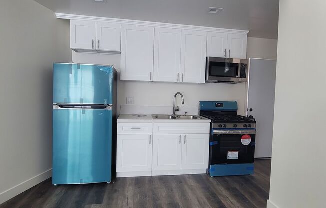 2132-2134 Cove Ave ****