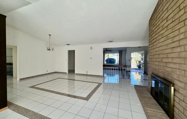 Beautiful single story home 3bedrooms, 2baths. located in Pocket area!!