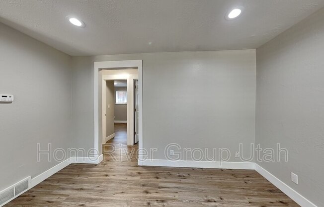 548 N REDWOOD RD