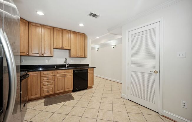 2 beds, 1 bath, $2,300