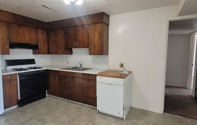 SINGLE FAMILY HOUSING -  2 bed/1 bath just off of University Parkway in Orem