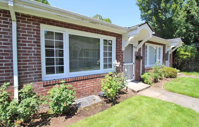 Charming Studio-style 1 Bed Bricker in Desirable Irvington Area