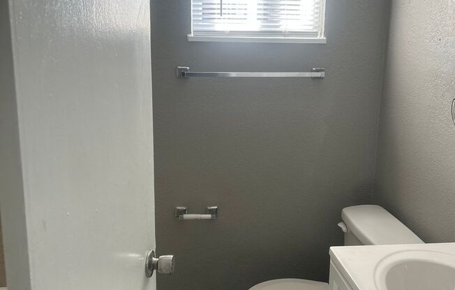 2 beds, 1 bath, 750 sqft, $1,070, Unit B06 1066 07