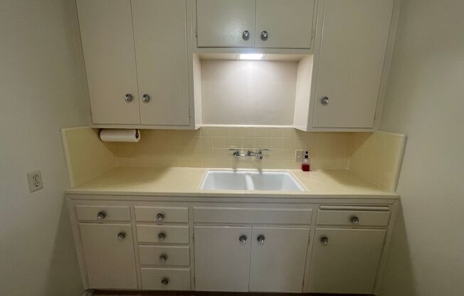 Studio, 1 bath, 450 sqft, $1,595, Unit Unit 5