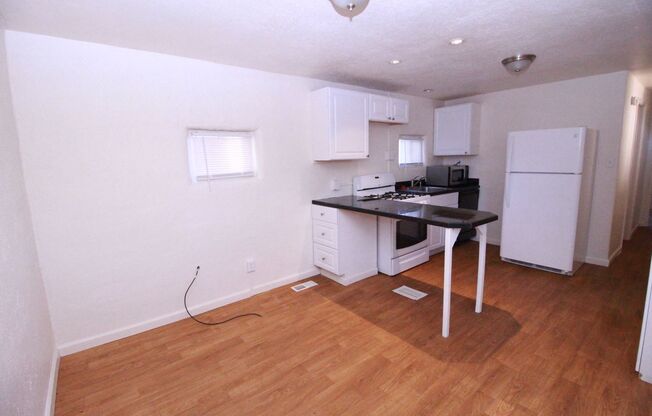 2 beds, 1 bath, $1,050, Unit 2406 W Vermijo Ave #3