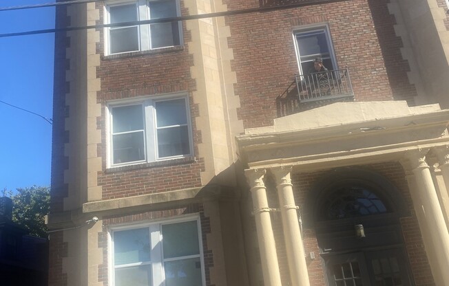 Studio, 1 bath, 400 sqft, $1,700, Unit 32