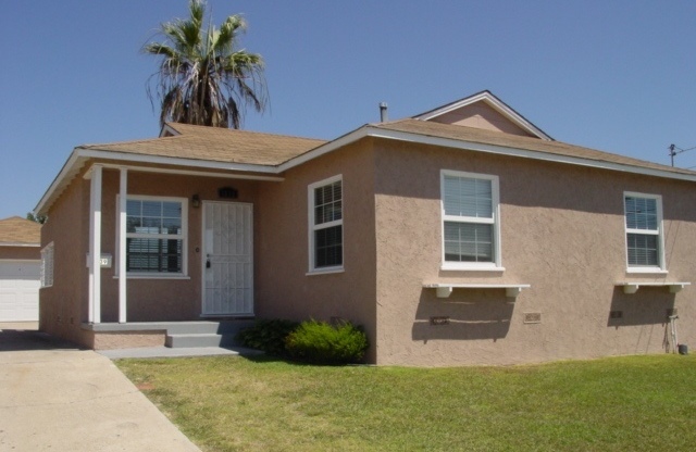 South Park - House with Detached 2 Car Garage - Yard