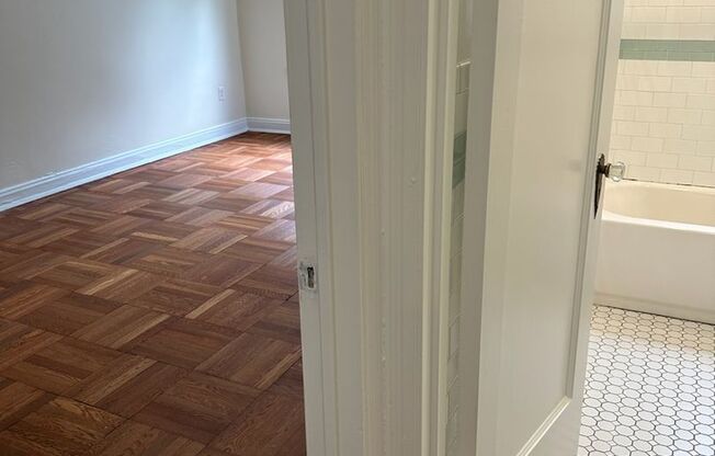 2 beds, 1 bath, 975 sqft, $1,800, Unit Royal York 114