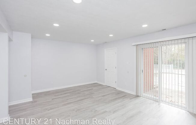 5751 W Hastings Arch