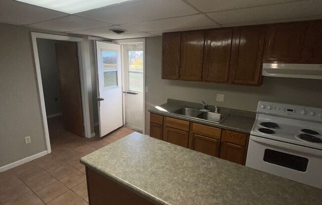 2 beds, 1.5 baths, $850, Unit Apt 4