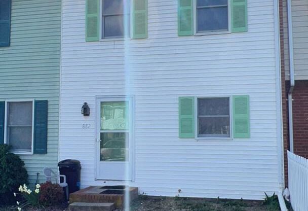 Townhome for rent in the middle of Harrisonburg - easy commute to anywhere you need to be!