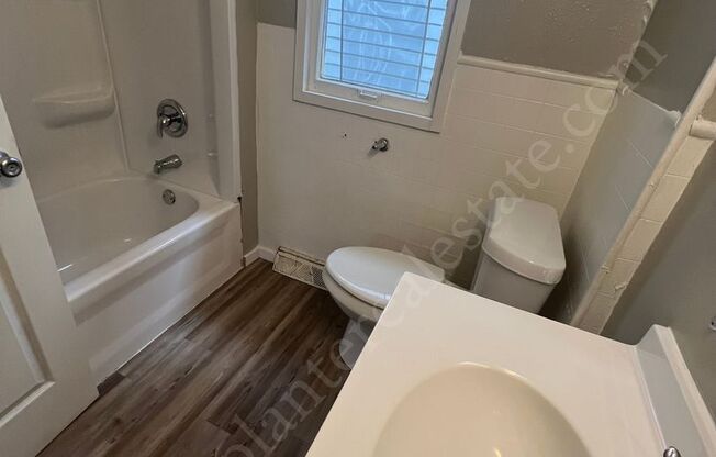 3 beds, 1 bath, $1,050, Unit 1