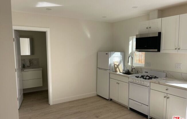 1 bed, 1 bath, $2,200, Unit 1/2