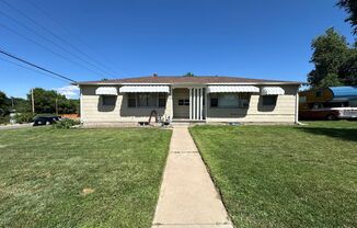 Recently updated 2-bedroom, 1-bath unit in a well-maintained Englewood fourplex w/ a shared yard! (Includes Utilities)