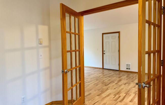 desirable Driftwood Keys daylight rambler...main floor primary suite