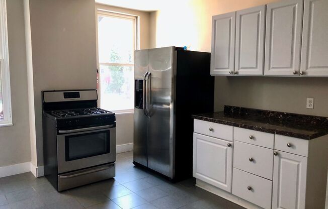 *** Southside Flats Apartment * Spacious * Renovated * Pet Friendly * Walk to E. Carson St. * Available Now ***