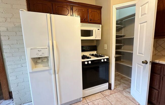 2 beds, 1 bath, $1,295