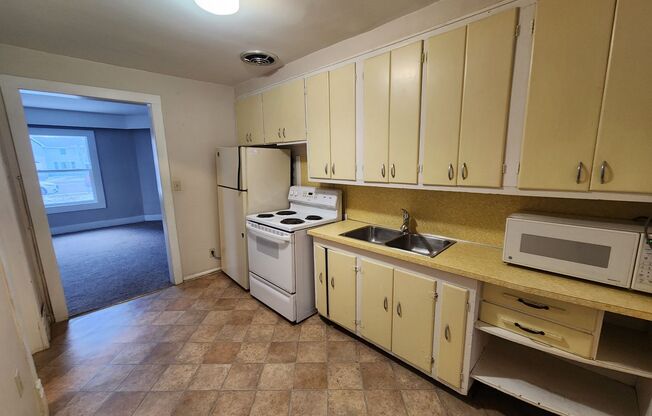 2 beds, 1 bath, $695, Unit 319