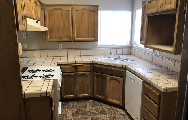 2330 N BRADLEY ST - 3 BEDROOM 2 BATHROOM - VISALIA